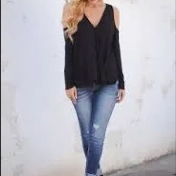 Cooper & Ella NWOT Cold Shoulder V Neck Long Sleeve Layered Blouse in Ivory. - Picture 4 of 8